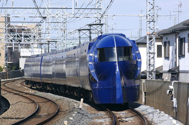 #南海電鐵
與JR相同,南海電鐵也分為兩種列車往返機場和市區:空港急行、Rapi:t 特急,兩者路線相同,僅差在票價與車程時間,停靠站皆有天下茶屋、新今宮、難波。
▶︎ 空港急行:
從關西機場至市區約43分鐘,單程920日圓(以難波為主),一般通勤列車,沒有行李放置處。
南海電鐵與大阪地鐵合作推出套票,套票內容包含「關西機場 - 難波」+「大阪市內地下鐵一趟」,可以利用此套票轉乘地鐵一次。