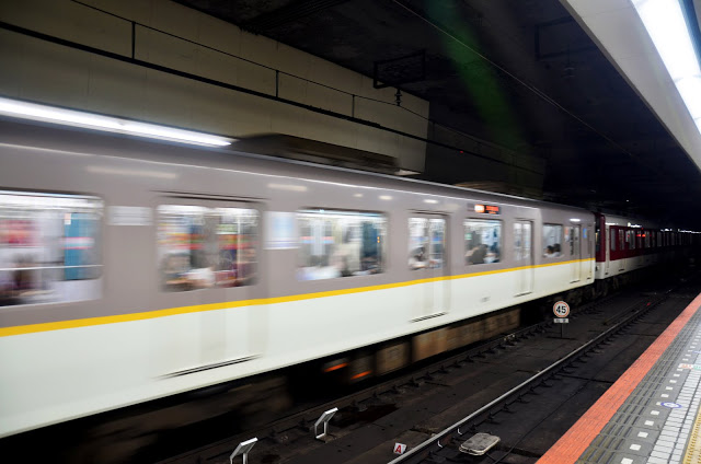 # 近鐵
如果想要從大阪市區前往奈良,除了JR之外,也可以選擇以近鐵的方式,搭乘難波/奈良縣前往,「近鐵奈良」、「JR奈良」是不同的車站喔!而「近鐵奈良」離登大陸公園地(餵鹿的地方)較近。近鐵的車種有分為普通、準急、急行、特急,普通列車最便宜,特急最貴。
另外近鐵也有推出「近鐵京阪神一日券」、「近鐵京阪神兩日券」,票券內容包含近鐵、奈良區巴士指定區域內自由搭乘,想要以近鐵遊玩的旅客來說十分划算
