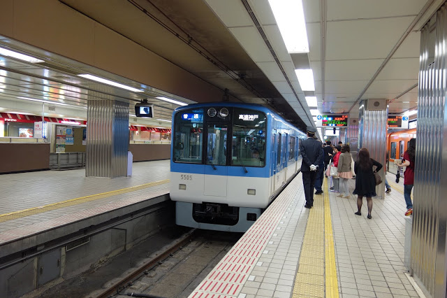 # 阪神電鐵
從「大阪難波站」、「梅田站」前往「神戶三宮」或是「姬路」,如果在你的大阪行程中有安排前往神戶地區,就可以考慮搭乘阪神電鐵,並配合「阪神全線乘車券」,或是你計畫前往神戶地區,剛好結束旅程時也打算從難波搭乘南海電鐵回關西機場,那麼也可以考慮「KANKU ACCESS TICKET (Hanshin Line version)」套票。