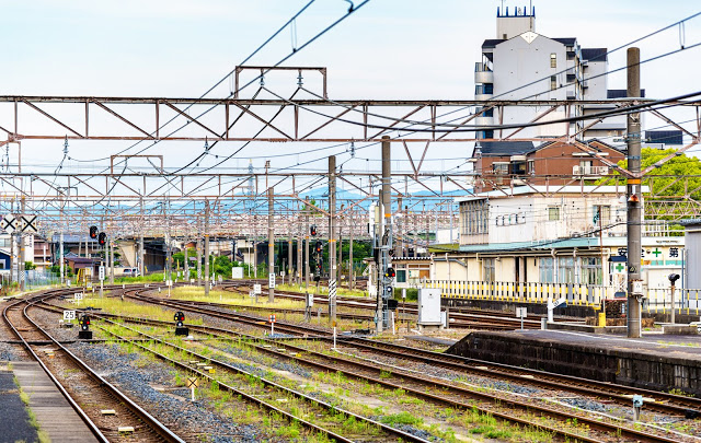 3. 直通運轉
如果看過東京的交通攻略篇,相信大家對於「直通運轉」這個名詞不陌生,在大阪、京都地區同樣也有直通運轉。像是大阪堺筋線和阪急電鐵,為兩家不同公司,本來應該要在「天神橋筋六丁目」站換乘,但因共同營運同條路線、以及為了減少換乘時間,部分列車會採取直通運轉的方式,不用換乘。多利用直通運轉的列車可以省時又省力!