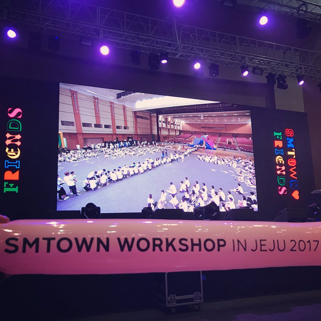SM娛樂公司6/19~6/21在濟州島舉行了「研討大會」,旗下的藝人也都會參加,由於出席的卡司陣容太強大機場成了另類的拍照大會?粉絲也笑稱這陣容就像是開演唱會一樣精彩@@