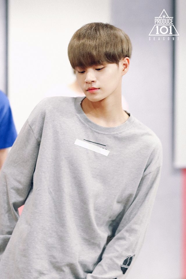 《PRODUCE 101》從開播前至今練習生們的新聞不斷
最近SNS流傳著WANNA ONE李大輝2張裸體照
照片中李大輝只穿著內褲
兩手被綁住躺在床上
一名男子摸著李大輝的身體
另一張照片是旁邊有男性點著蠟燭
李大輝裸體躺著痛苦的樣子