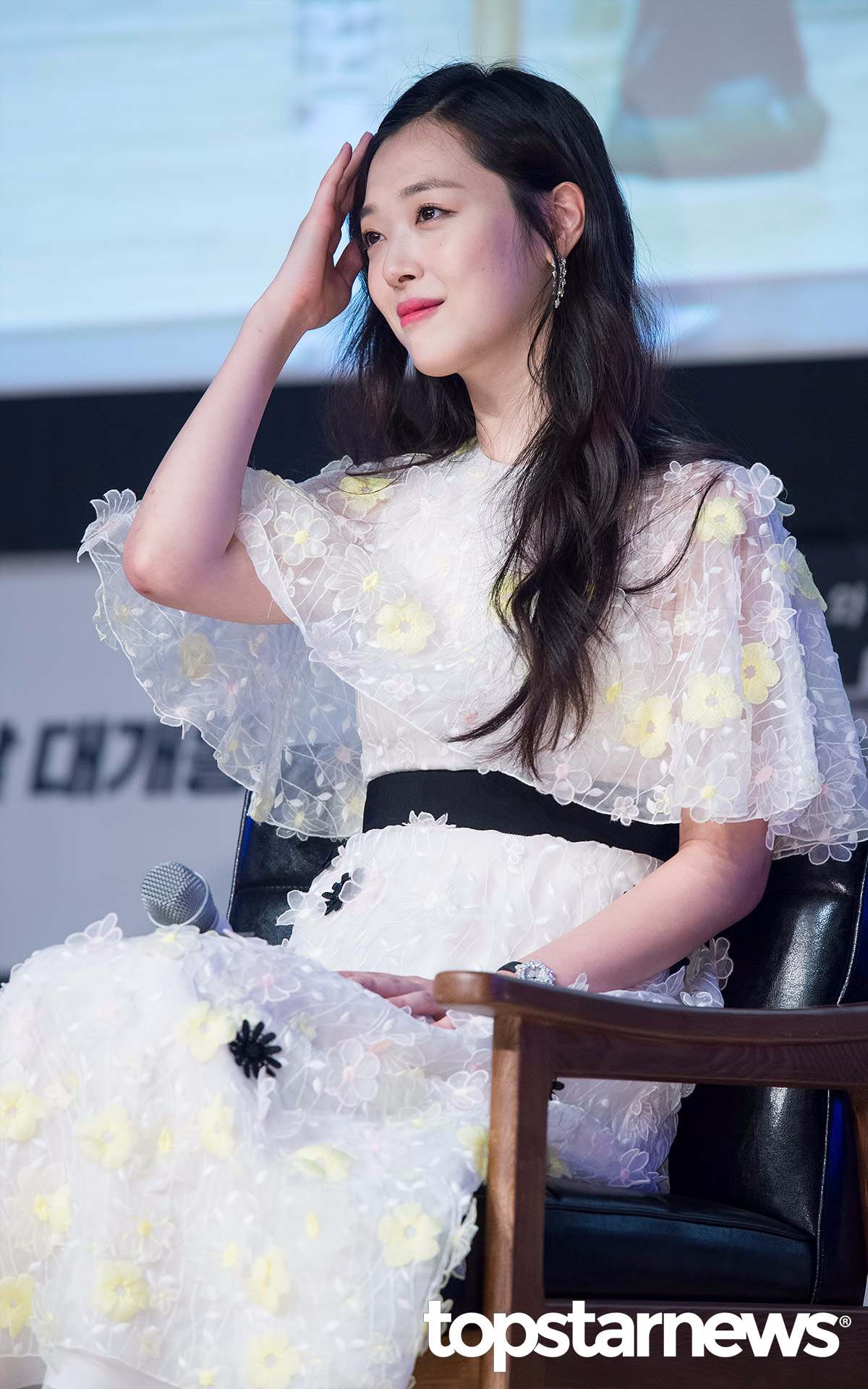 但最近雪莉引起大眾熱烈討論的新聞,就是在本月出席電影《REAL》記者會遲到的事件,當時前輩成東鎰在記者會上說了一句「所以妳是為了穿這套衣服才晚到的嗎?」讓雪莉瞬間堂皇,但成東鎰的發言卻吸引了網友的注意,紛紛對雪莉遲到的行為表示不滿。
網友認為每一位在場的前輩都比她資深,因為換衣服而遲到,這樣的行為是有些不尊重在場的所有演員。