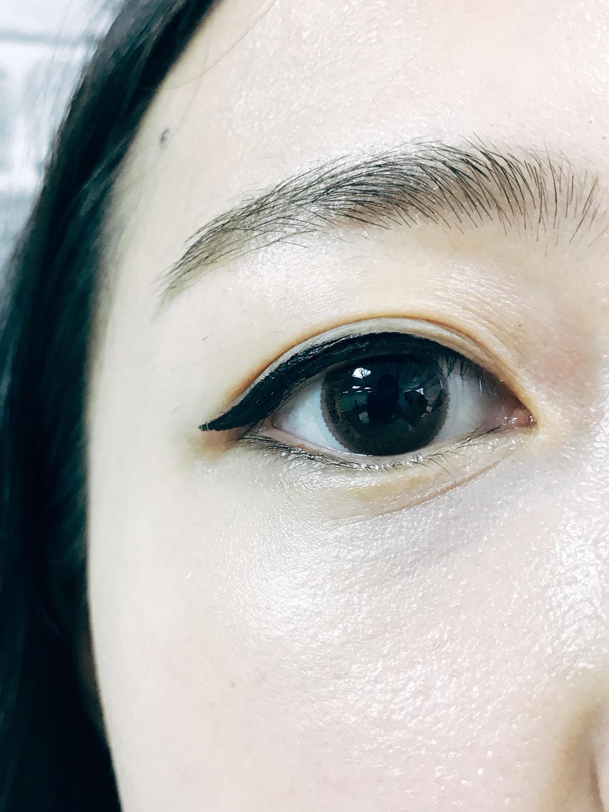 接著往前畫出三角形填滿,補上內眼線及下眼線就OK囉!
超簡單卻能完全展現出另一種風格路線,而且這種眼妝很適合單眼皮的女孩們話,可以瞬間讓眼睛變大變深邃!