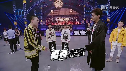 像是在選拔的過程中製作人面對參賽者來決定有沒有通過,如果通過就會給參賽者一個金項鍊,這點也被網友砲轟根本就和《Show Me The Money 》的橋段一樣...但也有網友表示一點也不意外,因為中國抄襲也不一天兩天的事...