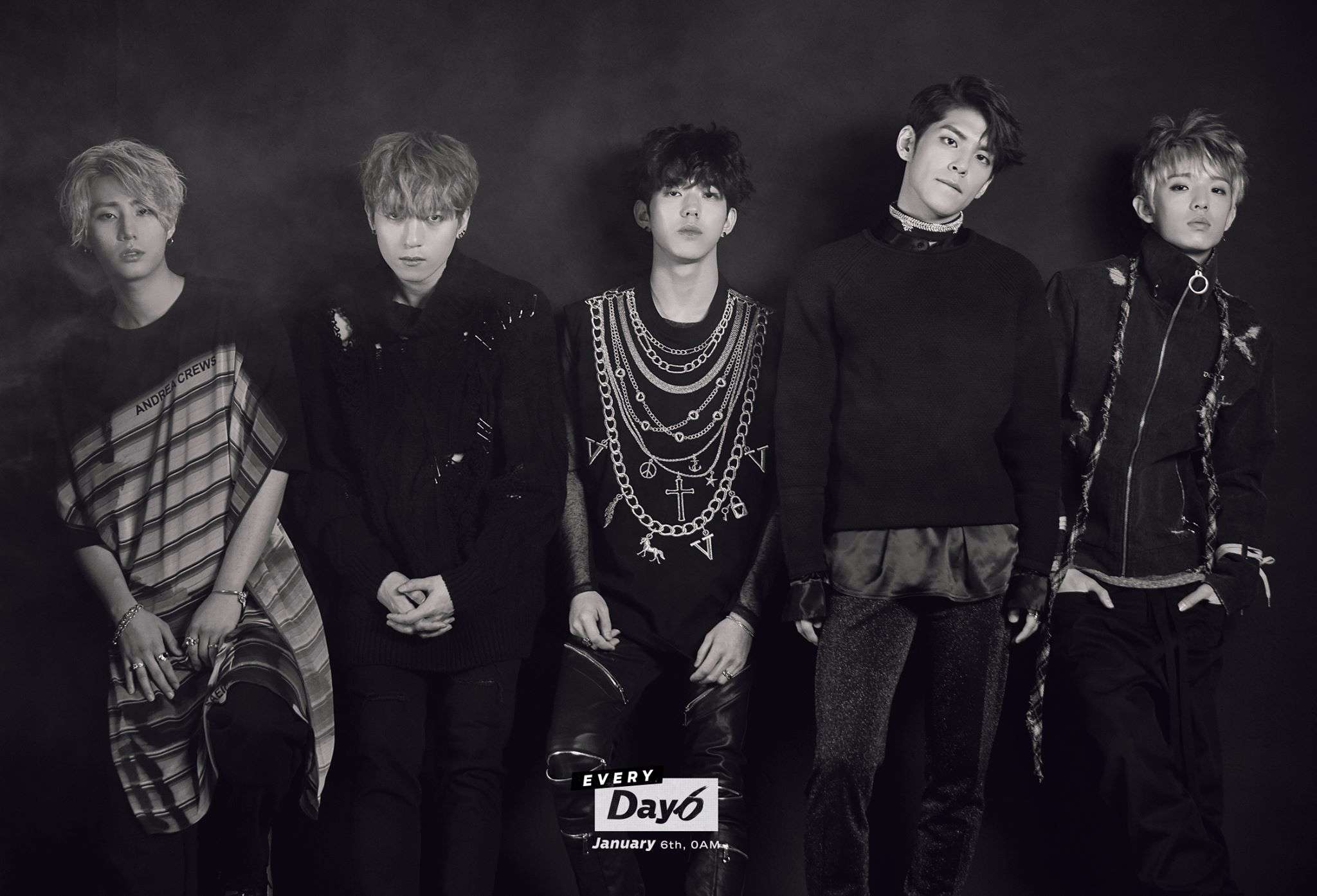 就是DAY6
JYP旗下唯一的樂團
2015年9月7日出道
出道至今快兩年
其實還比TWICE早出道
但粉絲們很感嘆公司不好好的推DAY6
無法像TWICE一樣粉絲多,大眾認知度也非常高
很可惜!!!