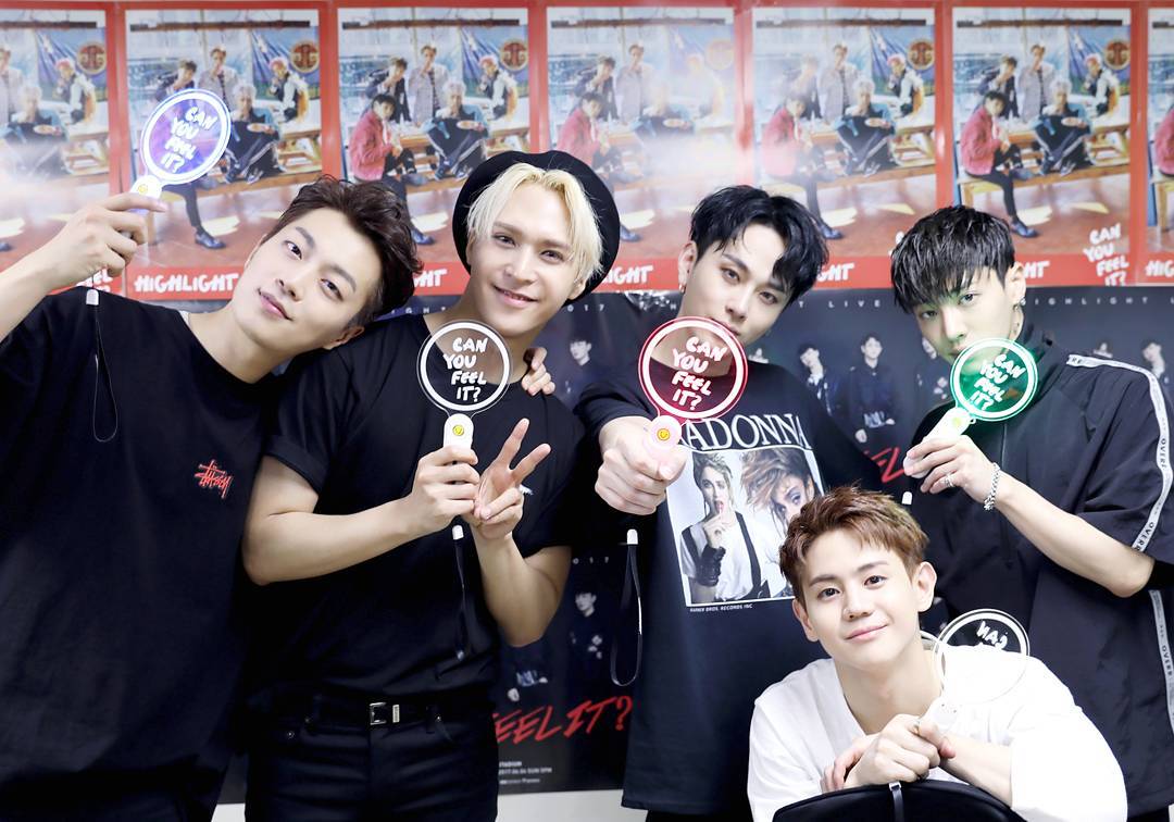 BEAST時期成員原本為六人,在2016年4月19日Cube娛樂發布張賢勝退出BEAST,正式以Solo歌手的身分活動,2016年12月16日尹斗俊.龍俊亨.梁耀燮.李起光.孫東雲合約到期,並沒有與Cube娛樂續約,反而是5人一起成立經紀公司Around US 娛樂