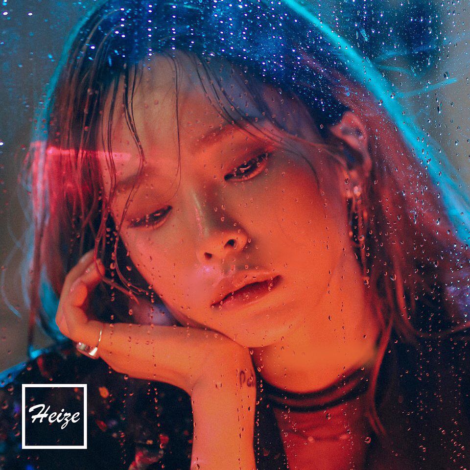 Heize在26日公開迷你三輯《你 烏雲 雨》後,在27日的早上就已經拿下了七個音源榜單的一位,粉絲們都聽過Heize這次的新歌了嗎...?小編其實也是她的粉絲(羞),Heize上次和龍俊亨合作的《別回來》,小編到現在還是會每天重複聽呢,實在是太喜歡了(笑)
