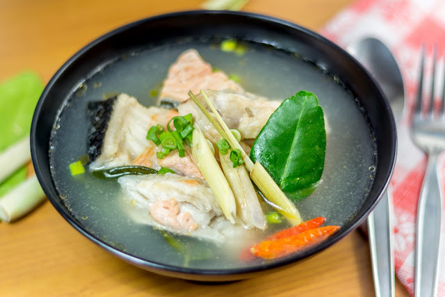 #鱈魚湯 대구탕
韓式料理一般來說口味都偏重一點,釜山有名的鱈魚湯可是以鮮甜清爽聞名喔!加入蘿蔔熬煮,魚肉厚實彈牙,而且份量可沒有在馬虎的喔!魚片數給得十分有誠意,喝完全身暖呼呼。