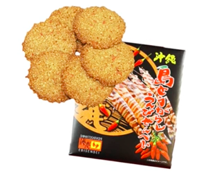 3. 紅辣椒蝦餅
這可是網路上推薦必買的伴手禮!蝦味超級濃郁,加入島紅辣椒粉,嚐起來帶點微辣的滋味,讓人忍不住一片接著一片!如果不喜歡甜食的你,不妨帶點蝦餅回家吧!