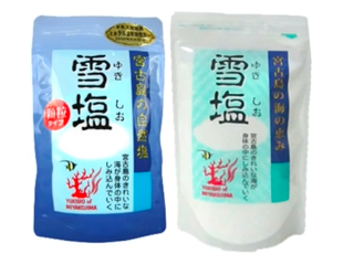 7. 雪塩(雪鹽)
在沖繩的雪鹽,製作過程嚴謹,營養價值高,還有很多種特別的口味能夠選擇,像是柚子鹽、抹茶鹽、可可鹽等等,而且不單單只有鹽,也有許多商品會結合雪鹽,像是雪鹽餅乾、雪鹽黑糖、雪鹽金楚糕。最知名的店家為鹽屋,此店家還有販賣雪鹽冰淇淋喔!