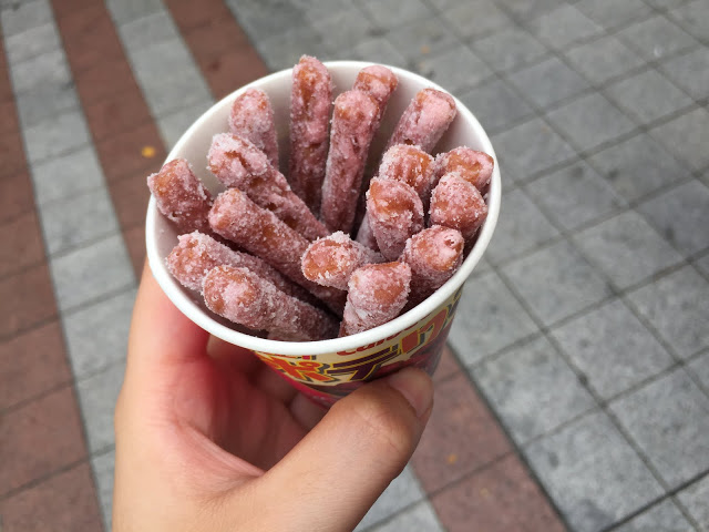 10. 沖繩限定 Calbee
Calbee到日本各地都可以買,那麼在沖繩的Calbee又有什麼特別之處呢?答案就是Calbee有推出沖繩限定的黑糖洋芋塊,小小的洋芋塊,特別酥脆,香氣十足,混合黑糖的自然原味,真的一塊接一塊讓人停不下來!
還有藍色限定版包裝的Calbee,可以吃得到各種海鮮味道,上頭還印有沖繩的地圖!另外沖繩的Calbee 可以買的不只伴手禮,這裡還有販售現點現吃的Calbee