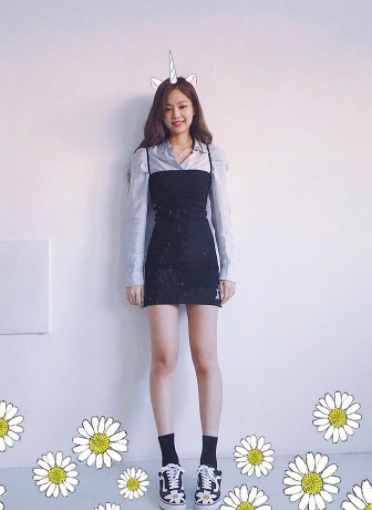 8.一件式洋裝+襯衫:
一件式洋裝的穿搭最近真的超紅!!!身材好的女生你當然可以選擇這種較緊身的款式,但是一般摩登少女會建議你們挑選較寬鬆的款式,配上涼鞋或是球鞋都OK喔!如果不怕熱可以選擇襯衫做搭配,但是夏天摩登少女更建議你們可以選擇一件簡單的T-shirt搭配喔!