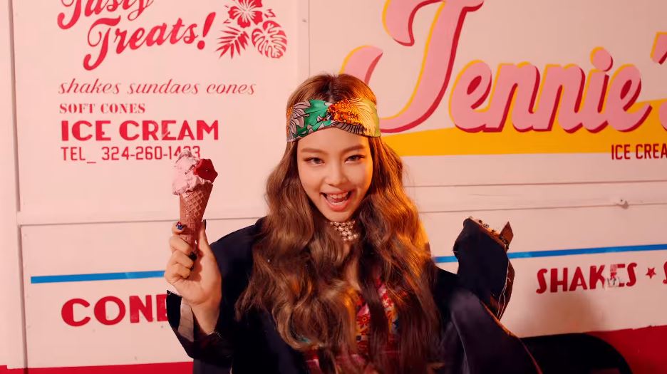 沒錯!就是我們的Jennie~~~前陣子才在新歌公開直播節目上提過,希望能夠坐著MV裡出現冰淇淋車跟成員們一起賣冰淇淋,昨日官網就公布BLACKPINK即將在7/1於弘大跟「Jennie冰淇淋車」發送冰淇淋感謝粉絲的支持。
