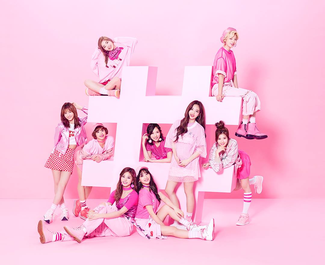 而在日本推出了首張出道專輯的TWICE,一開賣就在日本公信榜上取得了好成績,直接登上了日本公信榜的第二名呢!
直至昨日已經賣出了46871張專輯!真的是超級厲害的~