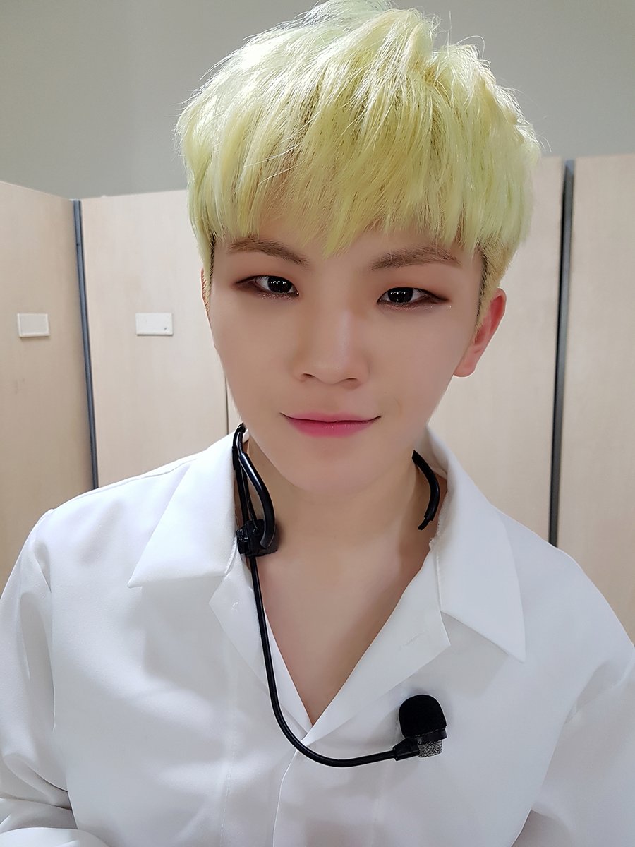 成員Woozi更補充 DK最過分的是「保母車上雖然放著歌,但他會不自覺大聲熱唱他自己現在耳機聽的歌,完全干擾到大家....」(哀怨)