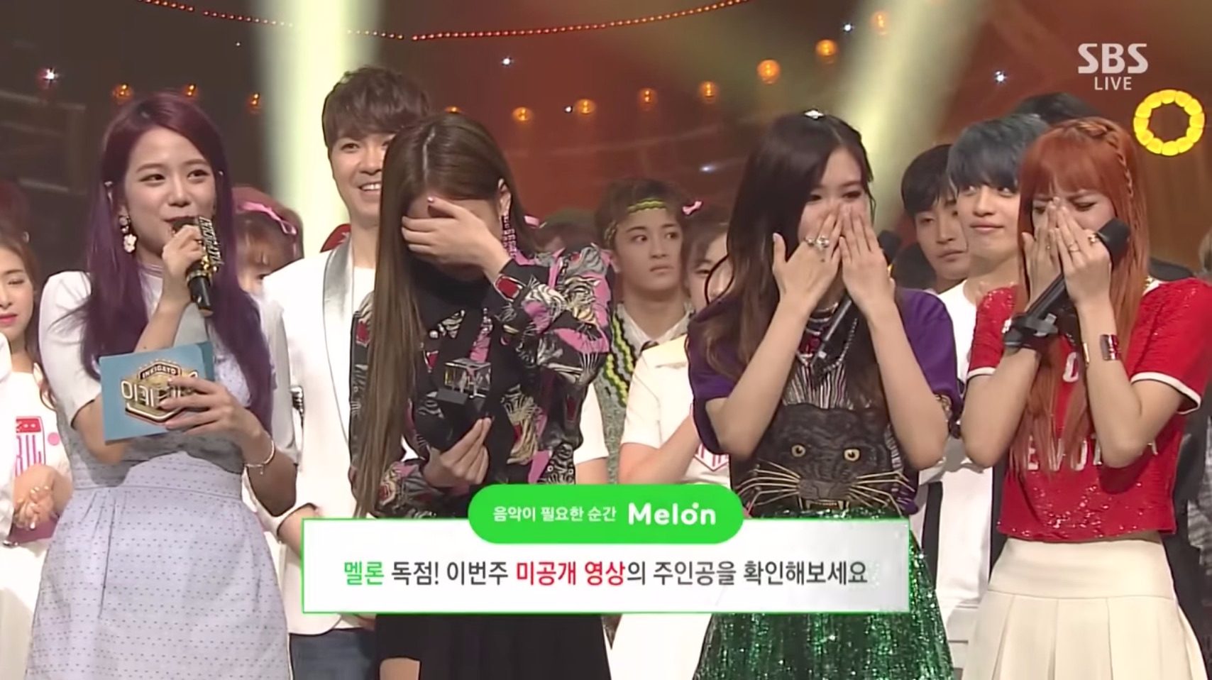 今天播出的<人氣歌謠>BLACKPINK獲得這次回歸的首個一位,成員們也紛紛流下感動的眼淚!!除了Jisoo相對冷靜之外(因為Jisoo是節目的主持人),其他成員都哭得無法講出話來 ㅠㅠ