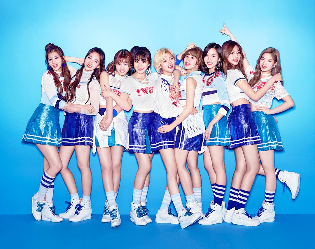 TWICE
每位成員都有著壓倒性的外貌的組合, 她們的歌曲相當有中毒性,旋律不停在耳邊環繞的感覺, 9名成員彼此間的化學反應很好(成員感情好,在一起的時候總是相當有趣),因為有日本成員所以覺得很有親近感。