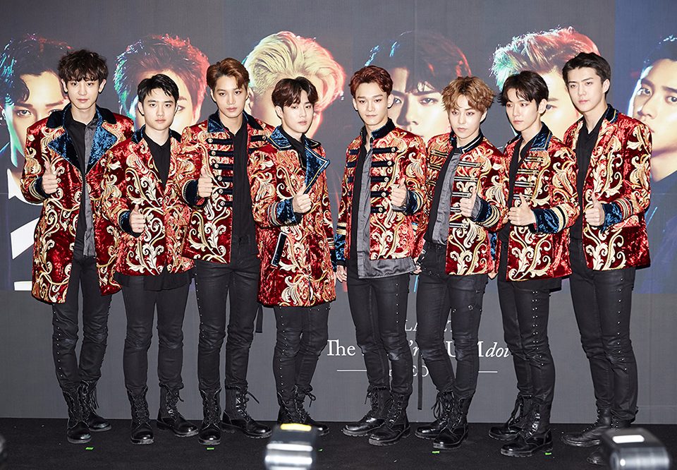 好希望EXO也能出個清唱版的CD呀~
小編一定會買啊!!!
而EXO確定也將於7月回歸啦~好期待能趕快聽到新歌!
一定會是很棒的歌曲~因為他們可是信聽EXO啊~