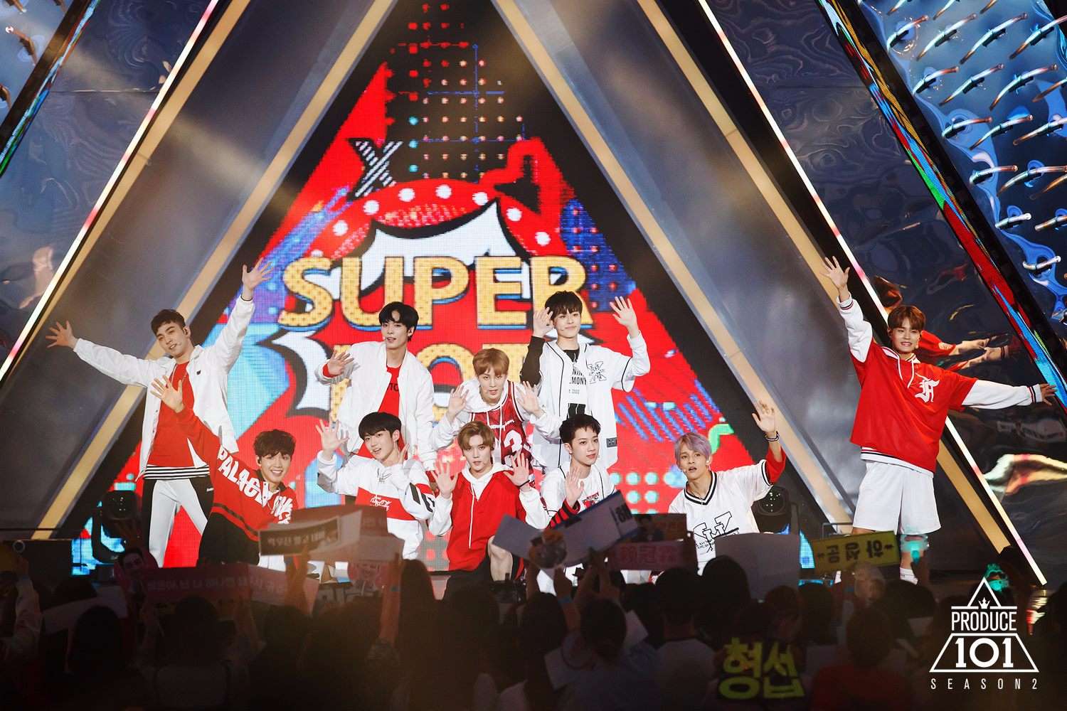上周末《PRODUCE 101》35人演唱會
精彩的演出讓大家光看照片影片都感動
但就傳出因為搖區遮擋視線而