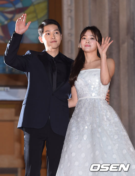 不只結婚消息勁爆,就連韓國網友看到新聞也忍不住說這回是中國「微博戰勝」的一天,就知道大家有多驚訝。不過大家也不要為了男神女神要結婚而太傷心(?),因為宋仲基的經紀公司Blossom理事受訪,表示他們也是宋仲基在一個月前慎重的提起兩人的婚事,才知道宋仲基「婚頭了」的消息