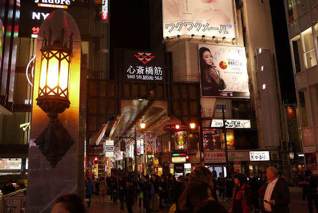 第四站:心齋橋
來到大阪怎麼可以錯過購物行程呢?在道頓崛飽餐一頓後,接下來就是大阪的血拼勝地:心齋橋啦!藥妝、流行服飾、迪士尼專賣店等皆可以在這邊找到!