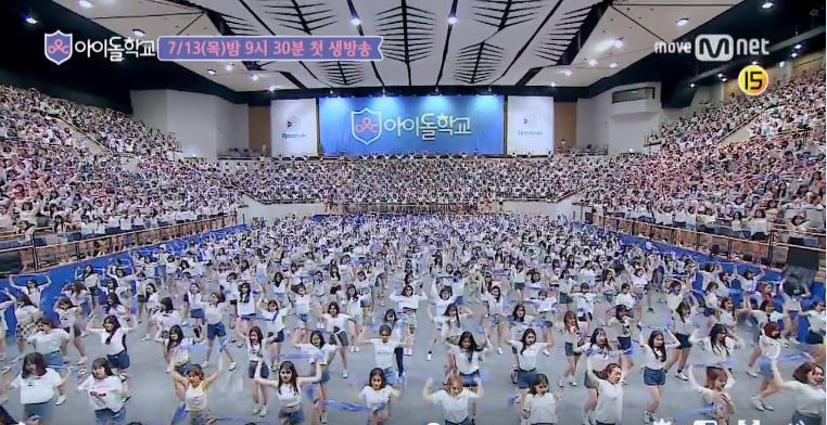 雖然人人都搶著當偶像,在《偶像學校》釋出的前導宣傳MV中「體育館群舞」,讓人簡直要「密集恐懼症發作」的場景,讓不少韓國網友批評「國家病了」
