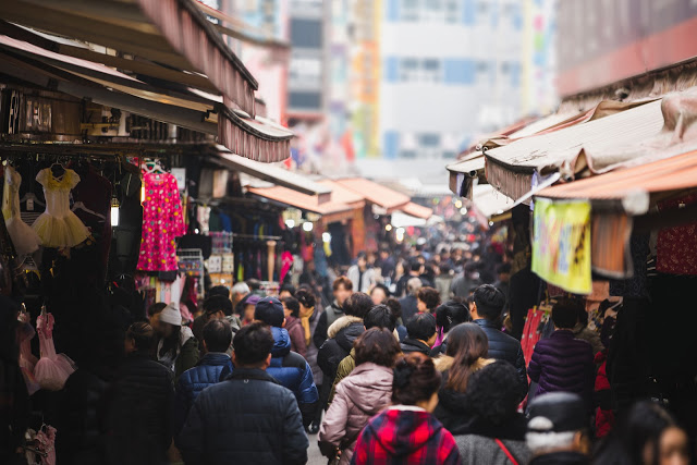 第二站:南大門市場 남대문시장
南大門市場是全韓國商品種類最齊全、規模最大的批發零售綜合市場,不論是要少女服飾、兒童服飾還是廚房用品,應有盡有!再融合傳統市場的性質,逛累了,也有許多攤販能享用熱呼呼的點心。除了零售外,有些商家凌晨也有批發的銷售,如果夜晚找不到地方去的話還可以再回來南大門晃晃呦!