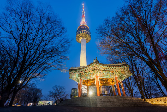 第三站:南山公園 남산공원
南山公園位於首爾市中心的南山上,山路四通八達、景點遍佈,包括首爾塔、八角亭、烽火台、韓屋村等等,無論是搭乘纜車上山或漫步30分中登頂,都有不同的風情。