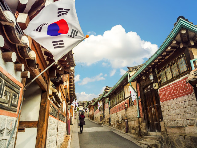 第二站:北村韓屋 북촌한옥마을
北村非常重要的傳統文化精華區,相臨的三清洞也深受北村韓屋的影響,充滿濃厚的傳統文化風情。近年來文創在韓國漸漸的發展,在北村也能見到很多融合古今的創意文創商品。還有適合外國人的韓服試穿體驗都能夠在這裡實現。