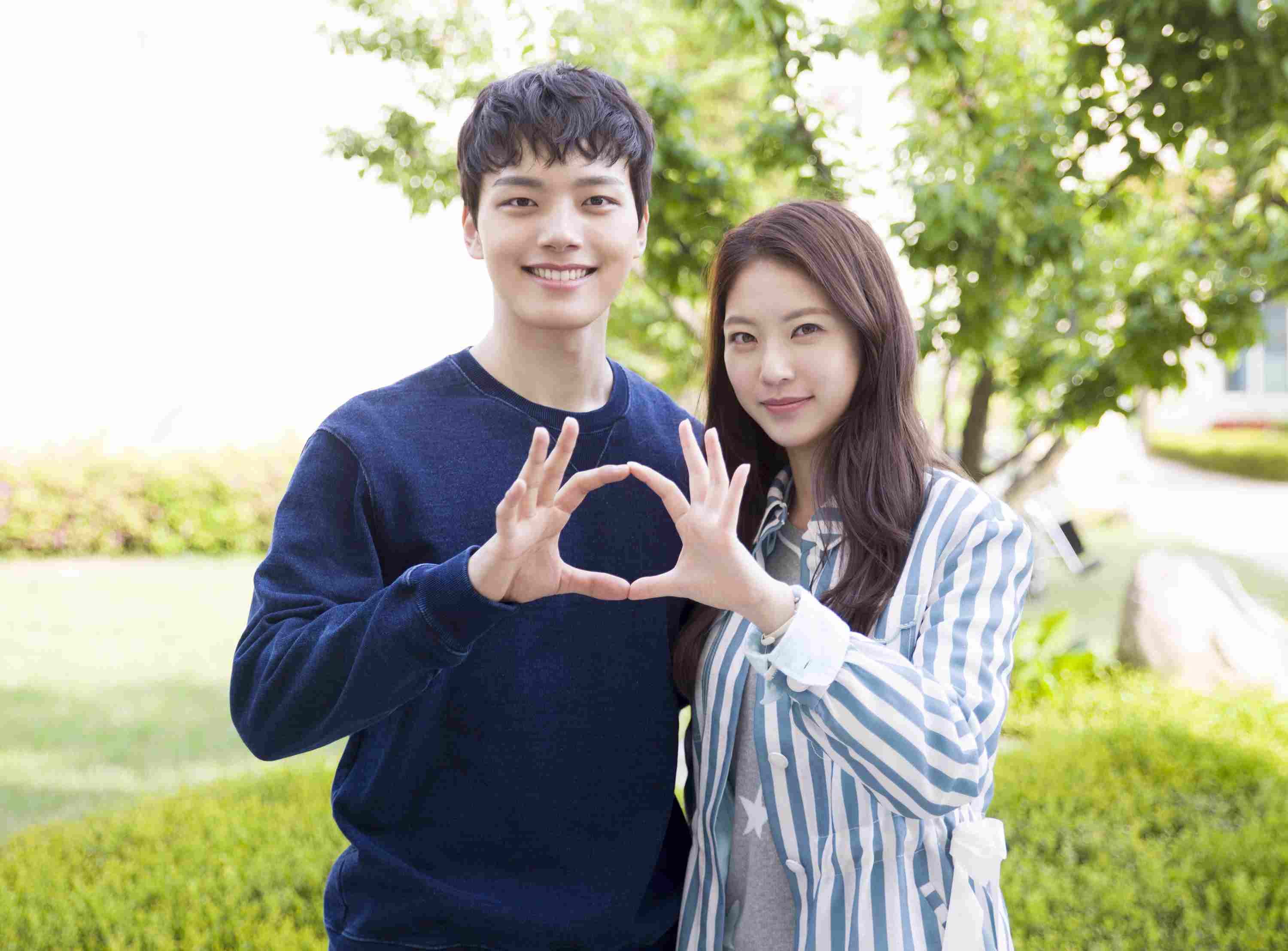 而呂珍九最近剛完結的作品則是tvN發行的《Circle:相連的兩個世界》,以2017年和2037年這兩個時空作為背景(但不是穿越劇),一次性發展現在和未來共存的韓國為背景所產生出的兩個故事,是新形式的科幻電視劇。