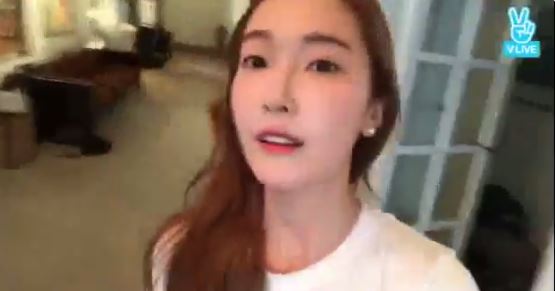 不過本來以為兩邊各自相安無事的少女時代和潔西卡,卻在昨天因為潔西卡的一句話又再度引起討論。因為潔西卡昨天在Vapp上先是呼喊了「Sone」,下一秒又叫了自己的粉絲名「Golden star」,雖然只是和土耳其的粉絲打招呼,但是久違的喊出了「搜萬」還是讓不少粉絲聽到的瞬間抖了一下