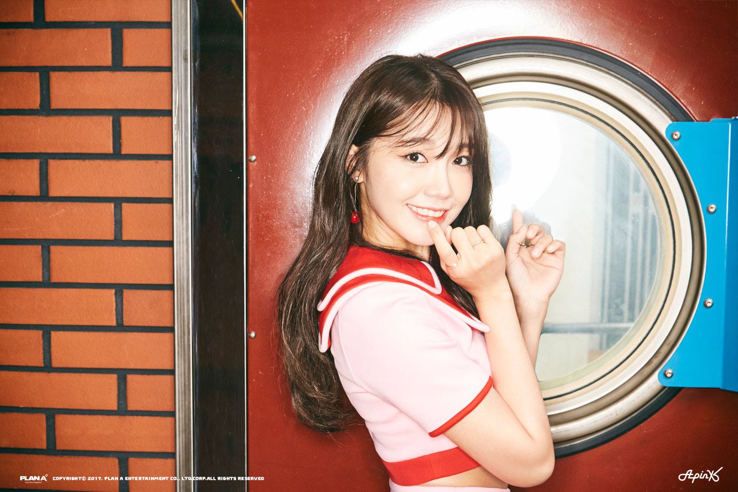 Apink 恩地
恩地當時是在Apink成員都已經公開後,連第一輯的的曲目都已經出來後才加入Apink 的。
那時候恩地還只是位在歌唱學院學習的高中生,最後受到學院的推薦去參加了CUBE的徵選,並成功的被徵選上!但那時只離Apink正式出道只剩下1個月,幸好最後CUBE做出了正確的決定讓恩地成為了Apink的成員啊~