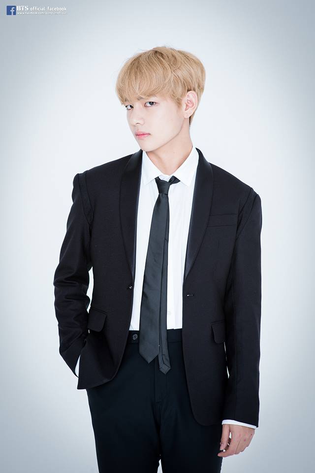 BTS V 身高:178cm 體重:58kg
之前上電台大哥Jin就抱怨過
減肥啥都不吃的時候
就只有V狂吃
更是每天睡前吃漢堡
但吃不胖啊!!!