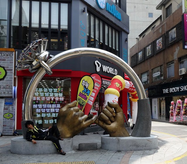 Day1:桃園/金海→西面地下商街
第一站:西面地下街 서면 지하도상가
往地面行走會有很多特色餐廳,小吃攤及各式各樣的衣服和各大連鎖品牌的化妝品店。而走到「西面」的地下街,長長的地下街充滿著不同的店家,有販售衣服、鞋子、內衣、還有個大美妝品牌,應有盡有。