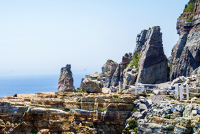 第二站:太宗台 태종대
不同於海雲台的沙灘地形,太宗台這邊則是以礫石灘和侵蝕海岸聞名。長時間接受海浪侵蝕的結果,造就其直落海的峭壁絕景,其中更以神仙岩最為著名,除了可以看到奇岩怪石與大海的美景之外,還可以見識到韓國人不畏粉身碎骨的大無畏精神。