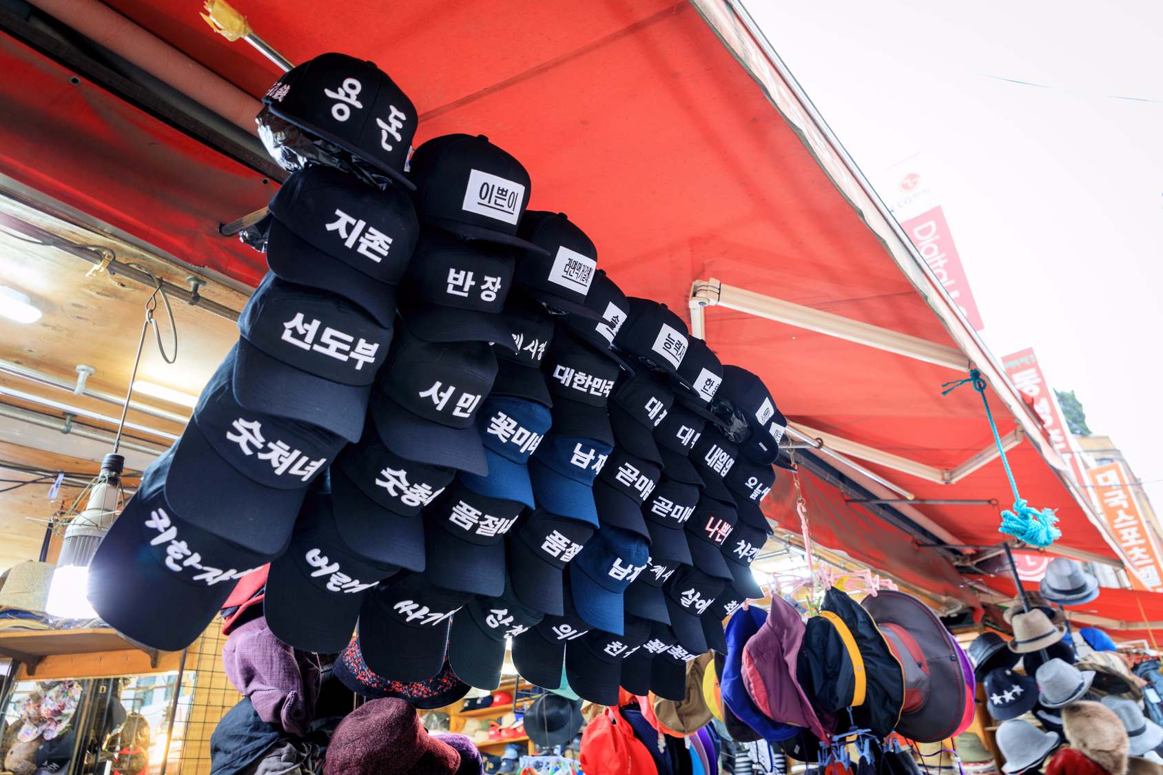 第四站:南浦洞 남포역
南浦洞之於釜山,就如同明洞之於首爾。以光復路為主軸,鄰近一帶充斥著各式各樣的流行購物商品,無論是在地韓國人或是外地觀光客,若是想要替自己治裝點的什麼,第一個想到的絕對就是它了。