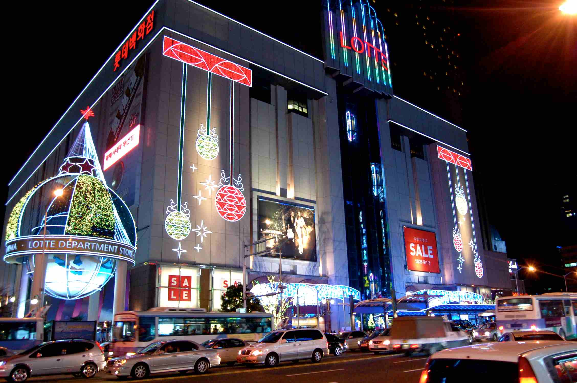 Day 4:樂天百貨光復店→國際市場→金海/桃園
第一站:樂天百貨光復店 롯데백화점부산광복점
回國前一定要採購齊全呀!位在南浦洞的樂天百貨不只交通方便、商品應有盡有,頂樓的空中花園還可以一覽釜山城市美景,連海景也看得到唷!