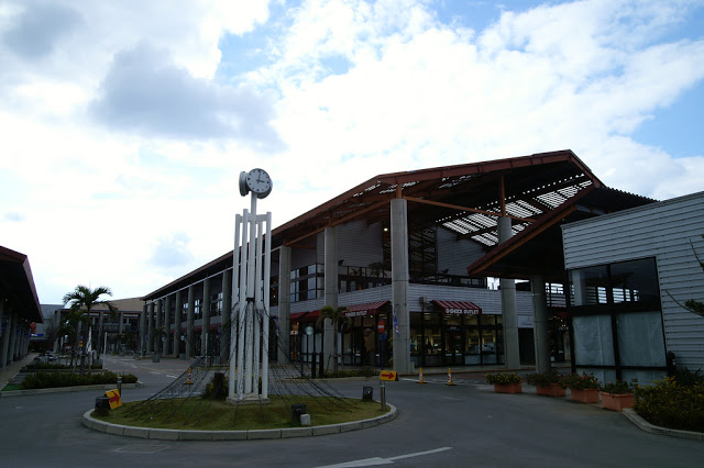 第四站: ASHIBINAA Outlet
不知道大家上飛機前習慣做什麼?小編如果時間夠充裕的話,絕對會排一趟Outlet,在離開前再買一波!而因為沖繩的Outlet離機場並不遠,有許多人都是先在機場找個置物櫃放好行李之後,再由機場坐公車前往Outlet。另外,如果你持有JCB的信用卡,JCB也有提供沖繩機場免費人工寄放行李的服務喔~