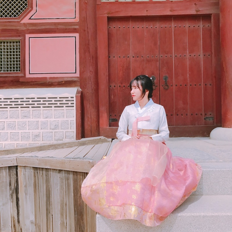 #景福宮穿韓服
看著韓劇穿韓服的樣子千萬別羨慕!去韓國和姊妹一起穿韓服當個假韓國人試試看,而且韓服價格通常四個小時兩萬韓幣左右,還能夠幫你打理髮型喔!穿完之後去景福宮走走拍照,很容易被別人誤認為韓國人欸XDD