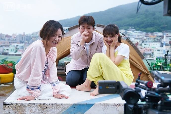 而且《三流之路》不僅讓男女主角朴敘俊和金智媛的演技再度發光,完美詮釋出戀愛多年,進入倦待期的情侶的洙萬(安宰弘)和雪熙(宋昰昀)雖然初期沒有受到這麼大的注意,但隨著兩人的劇情進展,不少觀眾反而都稱讚男二女二的互動也超吸睛