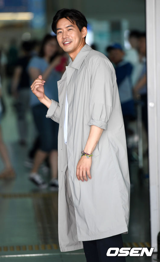 而先前Uie和前男友演員李相崙因戲結緣戀愛,不僅在年末頒獎紅毯上提到對方還展現害羞的樣子,先前更曾在友人IG上被公開兩人參加李相崙好友的婚禮,當時不少人看好這對情侶,不料最後卻閃電分手收場
