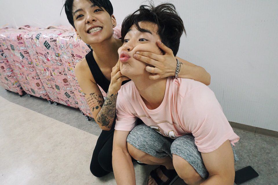 f(x) Amber & SJ-M Henry
兩人一起時總是給人滿滿的歡樂感,雖然常常互整彼此惡作劇一下,但是若有想傾訴或依靠的的對象一定又會是彼此~就是一個相愛相殺的模式啊!但這也感受到兩人的好交情~