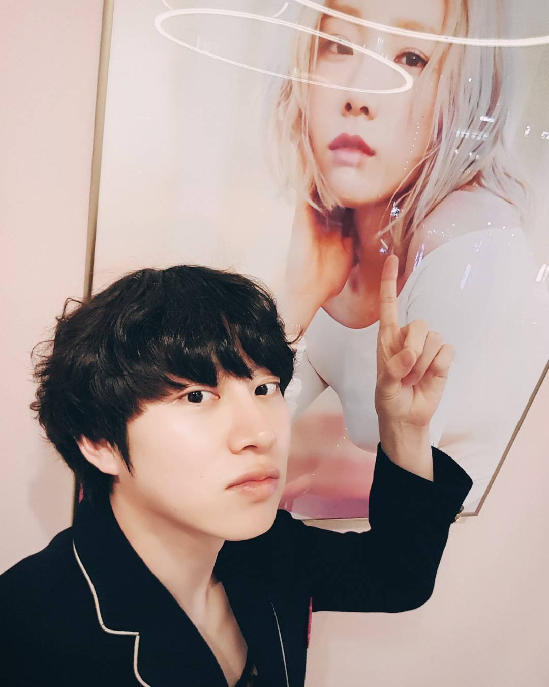少女時代 太妍 & Super Junior金希澈
非常有名的金氏兄妹!光是看到兩人在節目上常常電話連線的畫面,就知道兩人多要好啦!太妍也表示有心事的話也會向希澈傾訴~
而希澈也曾在某次訪問提到:「假如太妍和東海掉進水裡,我會豁出生命去救他們。」可以感受到希大對於太妍滿滿的愛意啊~