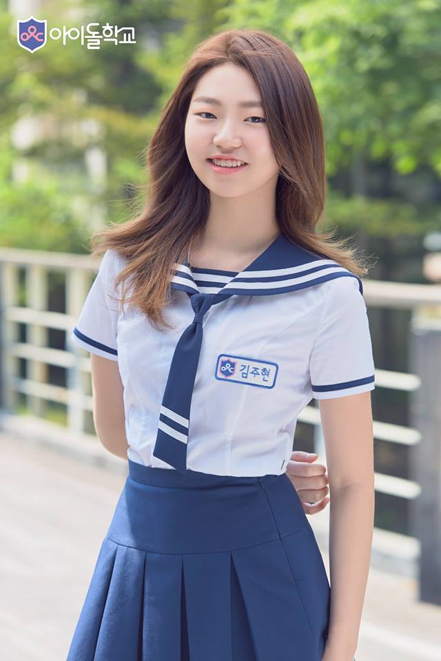 她就是歌手金興國的女兒김주현,小時後就曾與爸爸上過許多綜藝節目的她,面對鏡頭一點也不陌生,也向爸爸表現出強烈想當歌手的決心,就出演了《偶像學校》...