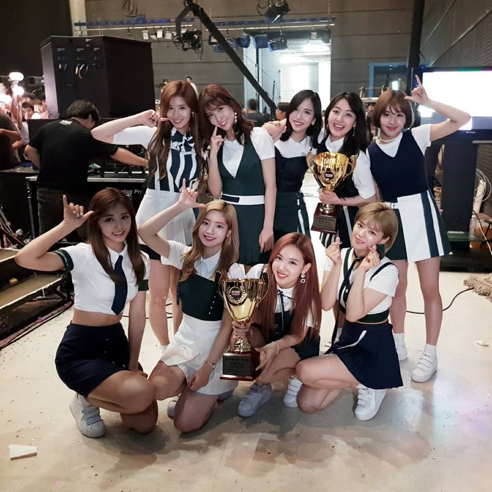 TWICE就連出道show case也是在東京體育館舉辦,不僅簡直是演唱會等級的盛大出道,有三名日本成員的TWICE在日本人氣更是直逼日本的原生偶像團體。也讓不少人好奇TWICE在日本的人氣排名,在日本知名網站去年選出成員的人氣順位,今天也公開了最新版的排名一起來看看有沒有變化吧!