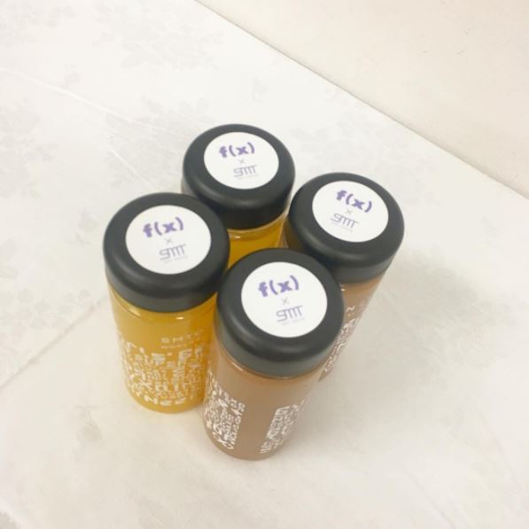 但即使 Luna一個人,但在SM TOWN仍記得團體的模樣更是讓人心疼f(x)的處境。因為 Luna在日本SM TOWN的後台特別拿了4組上頭標示著f(x)的冷水瓶