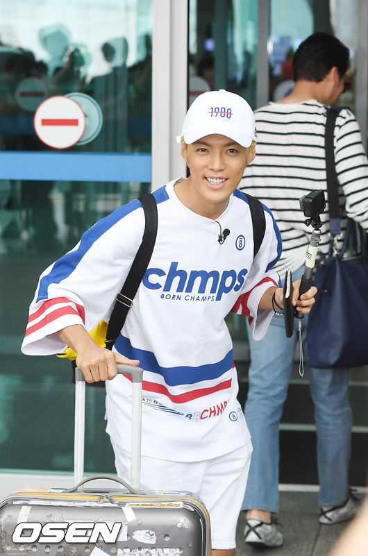 UIE的男友康男昨日因海外行程首度露面,也首度提到兩人的戀情。面對《tv report》問到對兩人戀情的看法時,超Man的說到「我保證會好好的與UIE交往,會如同大家知道我們的戀情一般。謝謝大家的關心」