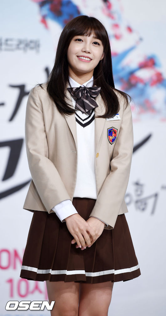 而且不僅世正以女主角之姿的電視劇出道初作品被觀眾預測收視「後繼無力」,在世正之前還有一個受害者(?)。原來這次《學校2017》和《無理的前進》是同一個編劇,雖然《無理的前進》整體評價算是有趣,但同樣因為脫離現實的設定讓電視劇主要在國、高中生中受到歡迎,收視始終在3~4%間低迷徘徊