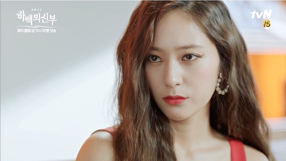 Krystal最近在《河伯的新娘2017》的顏值一次比一次驚人!超前衛的造型放在秀晶的身上,反而不奇怪更超級適合!武羅的舉手投足都能感受到滿滿女神感~